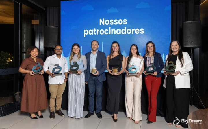 Reconhecimento de colaboradores por trajetória e dedicação à empresa.