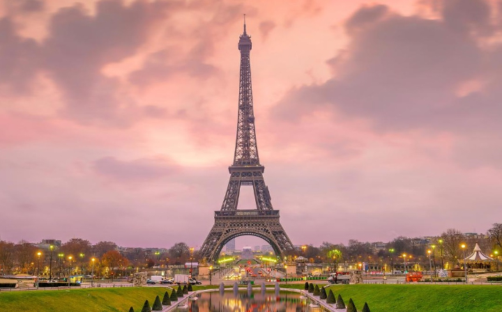 Turistas brasileiros já podem voltar a visitar a França